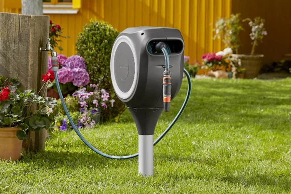Gartenschlauchhalter mit Schlauch